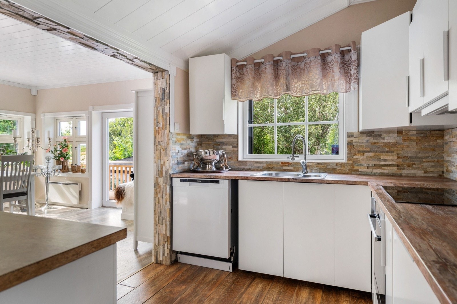 Hytta ble tilbygget i 2023 med kjøkken og spisestue/stue. Galleribilde