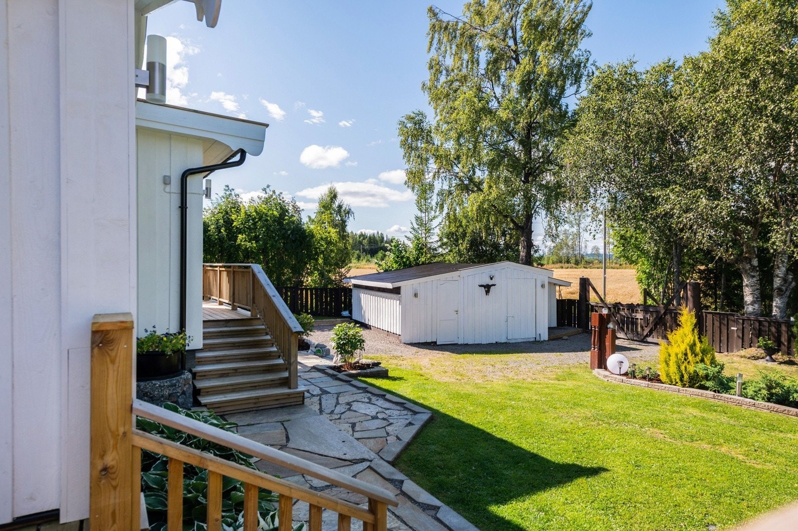 Solrik eiet tomt på ca. 1 098,2m² som er innhegnet med gjerde. Galleribilde