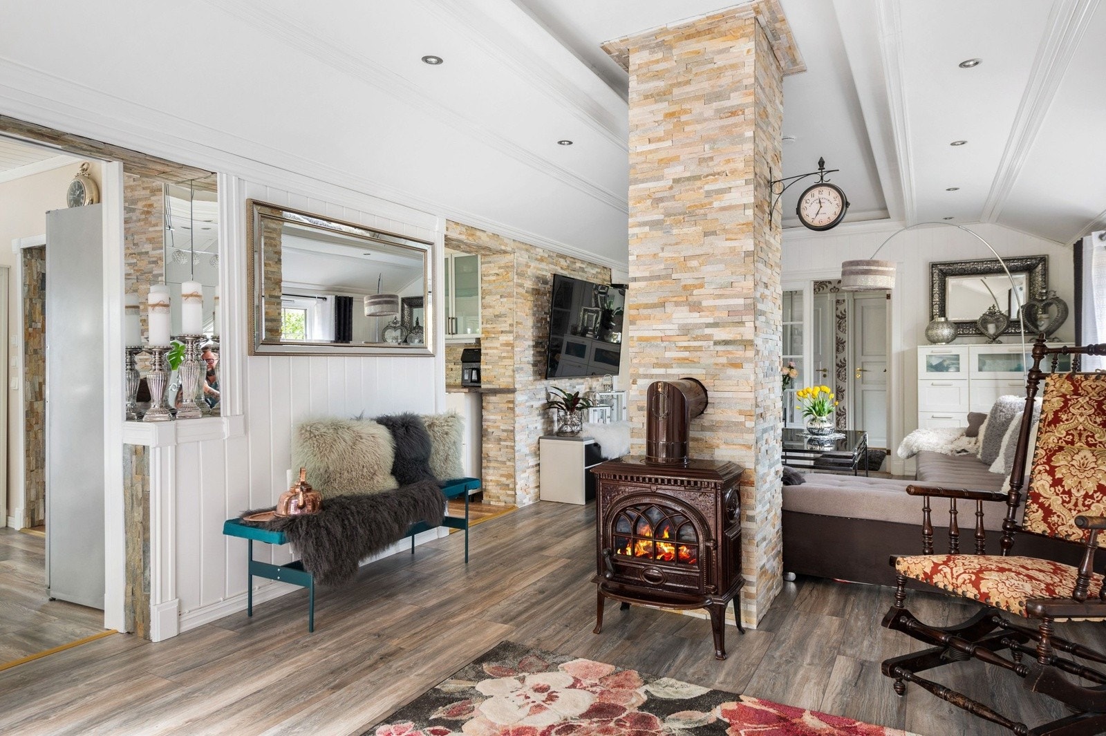 Som et fint midtpunkt i stuen er det en koselig peisovn. Det må monteres ubrennbar plate under ovnen. Galleribilde