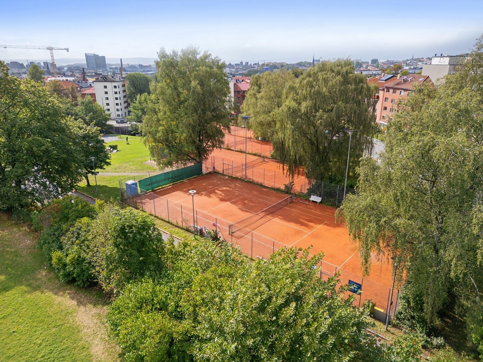 Fagerheimen tennisklubb ligger ett steinkast fra boligen. Galleribilde