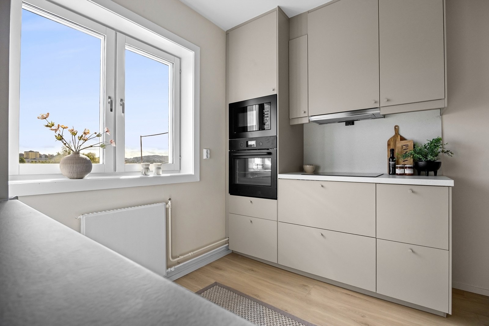 Et komplett kjøkken med helintegrerte, medfølgende hvitevarer. Galleribilde