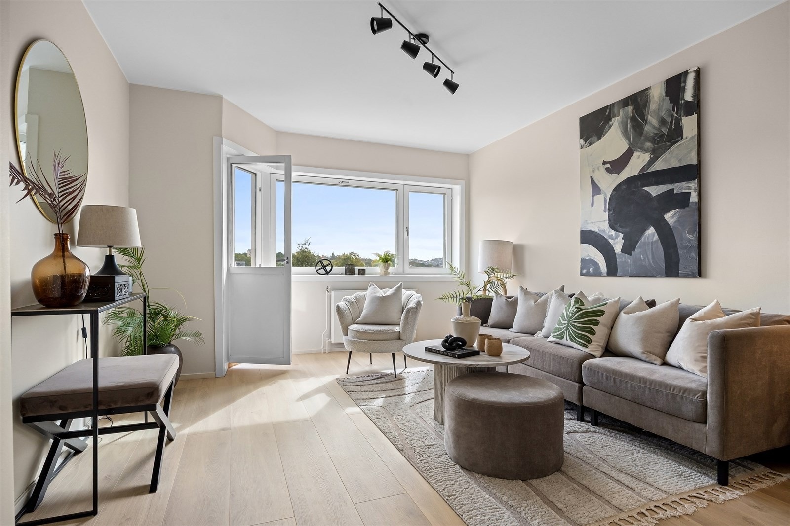 Stuen har en praktisk utforming som gjør det enkelt å møblere etter eget ønske. Galleribilde