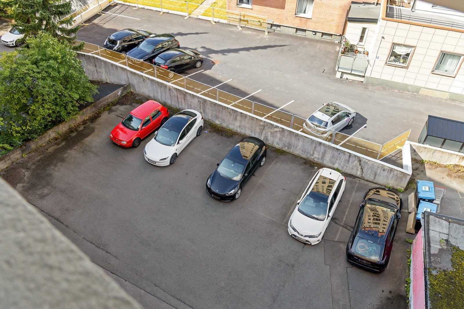 Sameiet har 11 parkeringsplasser til utleie som tildeles etter venteliste. Galleribilde