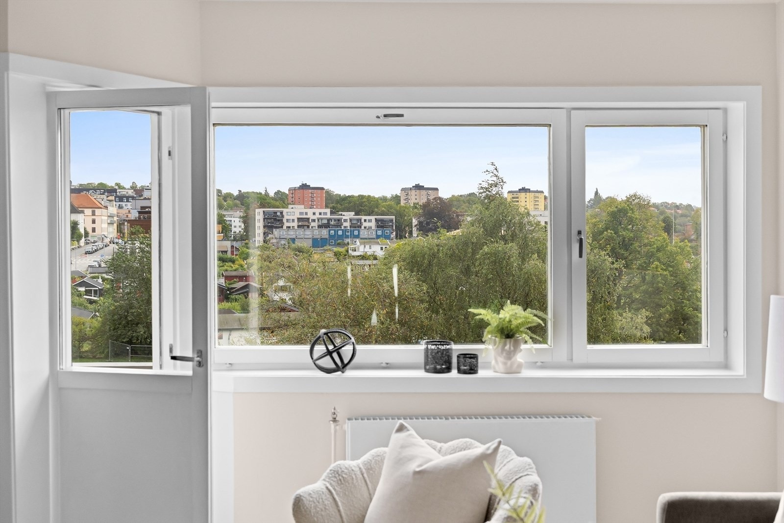 Stuen fremstår som lys og luftig med flere store vinduer som åpner rommet og sørger for godt med lysinnslipp. Galleribilde