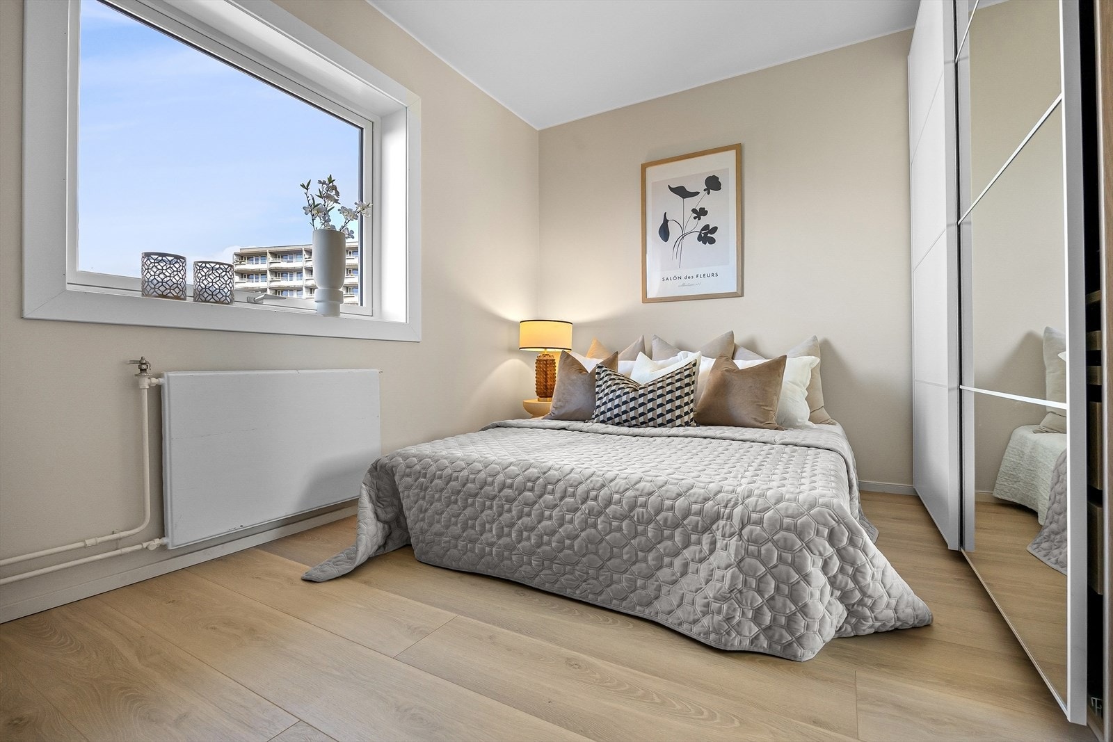 Hovedsoverommet er av god størrelse med god plass til dobbeltseng, garderobeskap og øvrige møblement. Galleribilde