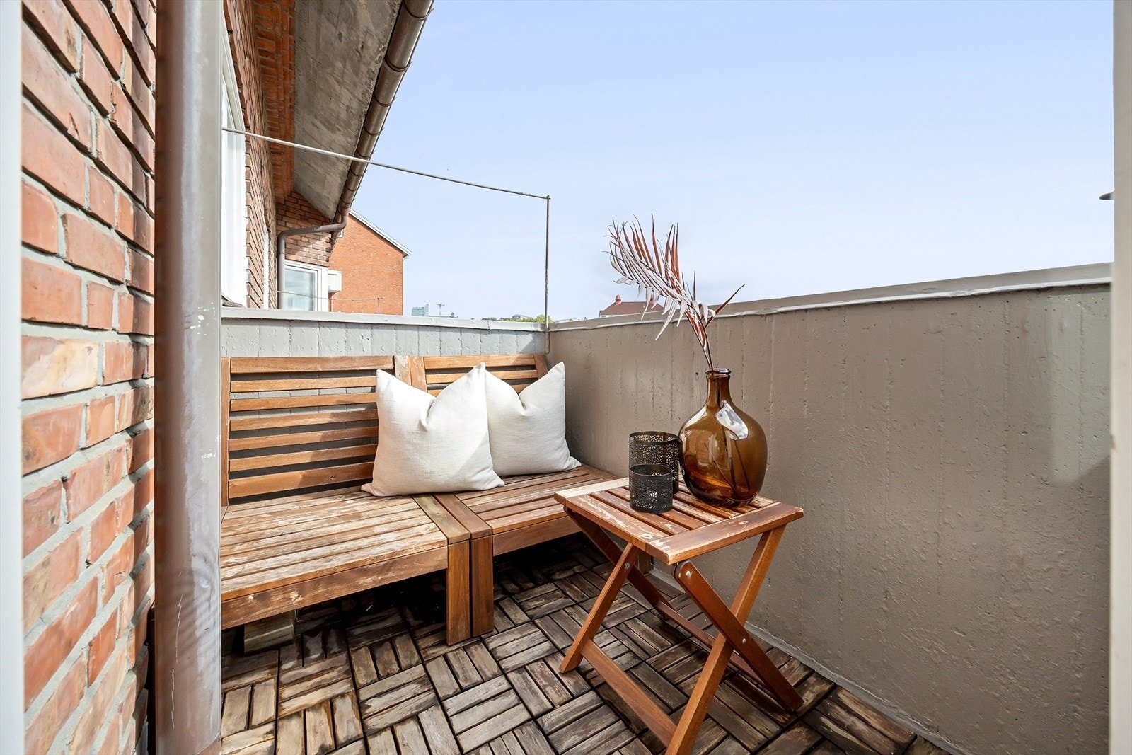 Herlig balkong med sommersol fra ca. kl. 07-15. Galleribilde