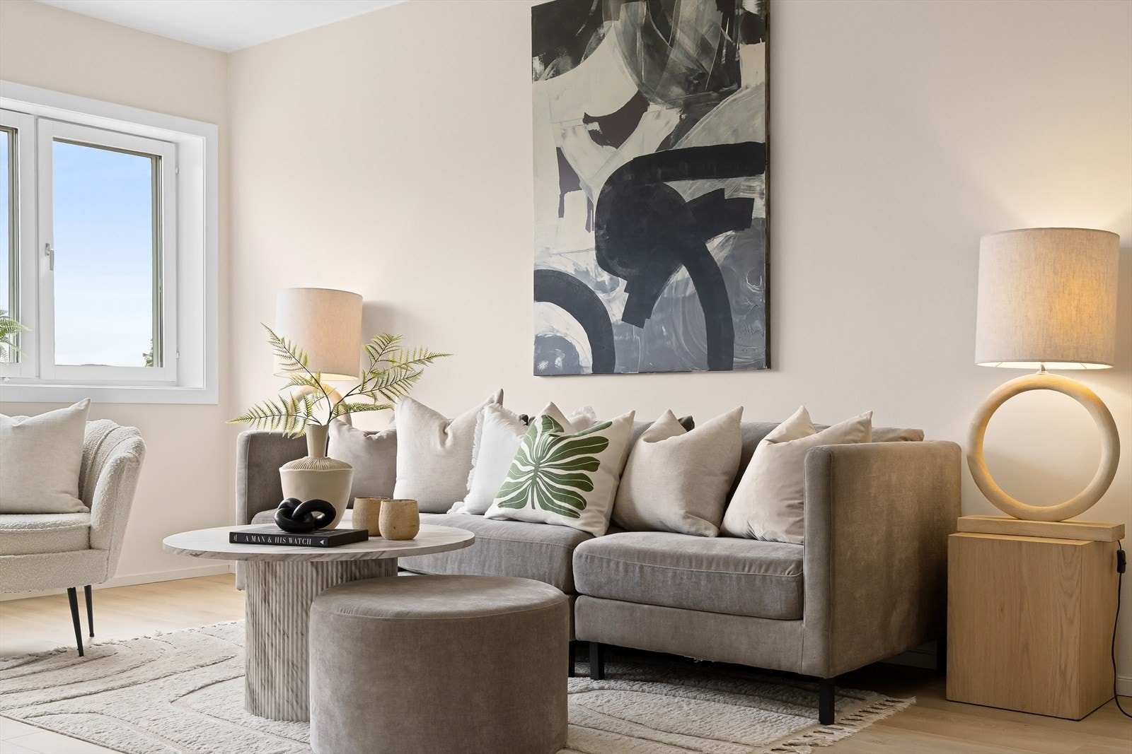 Her har du rikelig med plass til både sofagruppe med tilhørende medialøsning og spisebord. Galleribilde