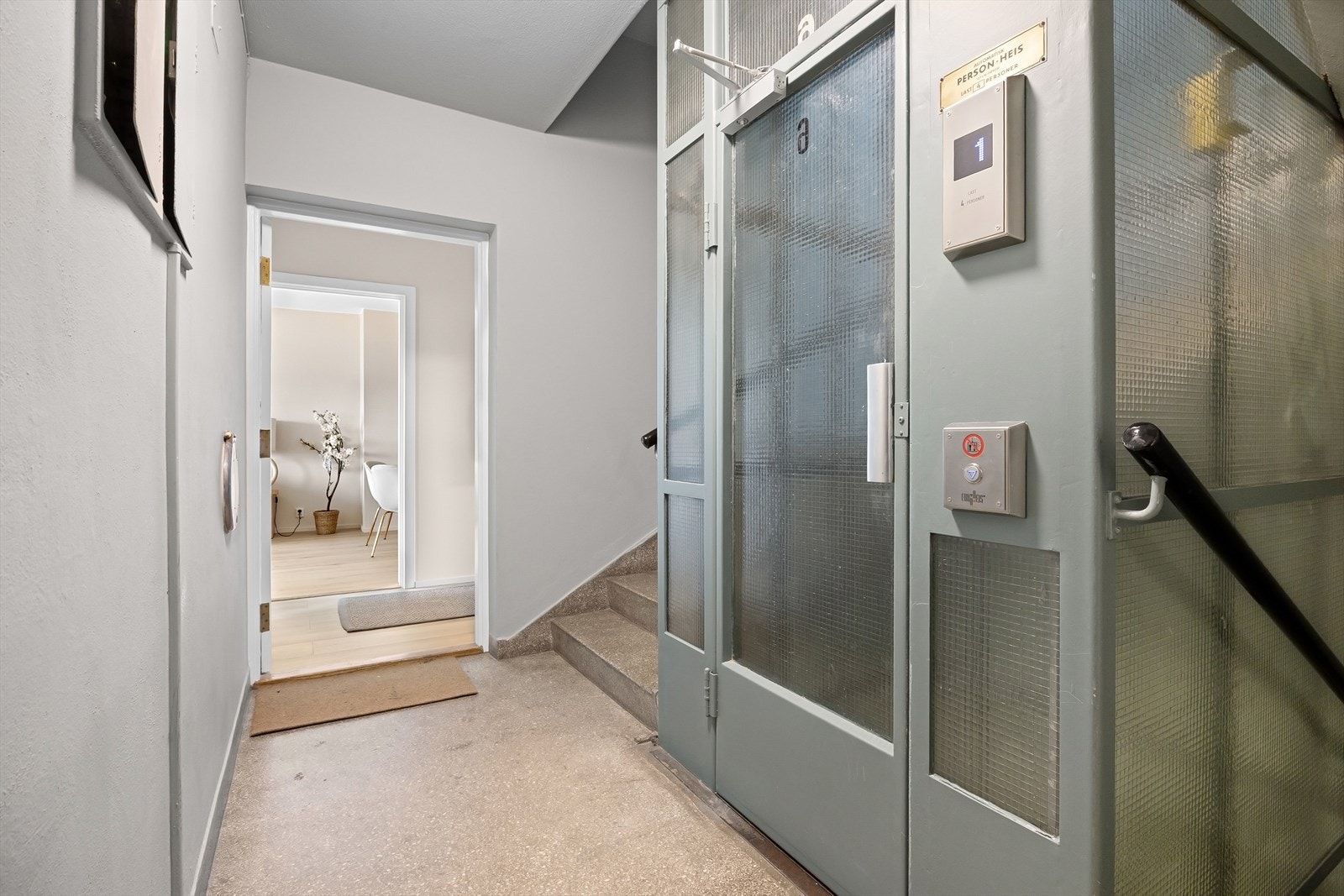 Adkomst via heis. Galleribilde