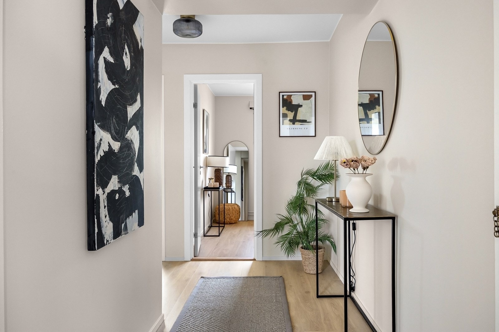 Romslig entré. Galleribilde