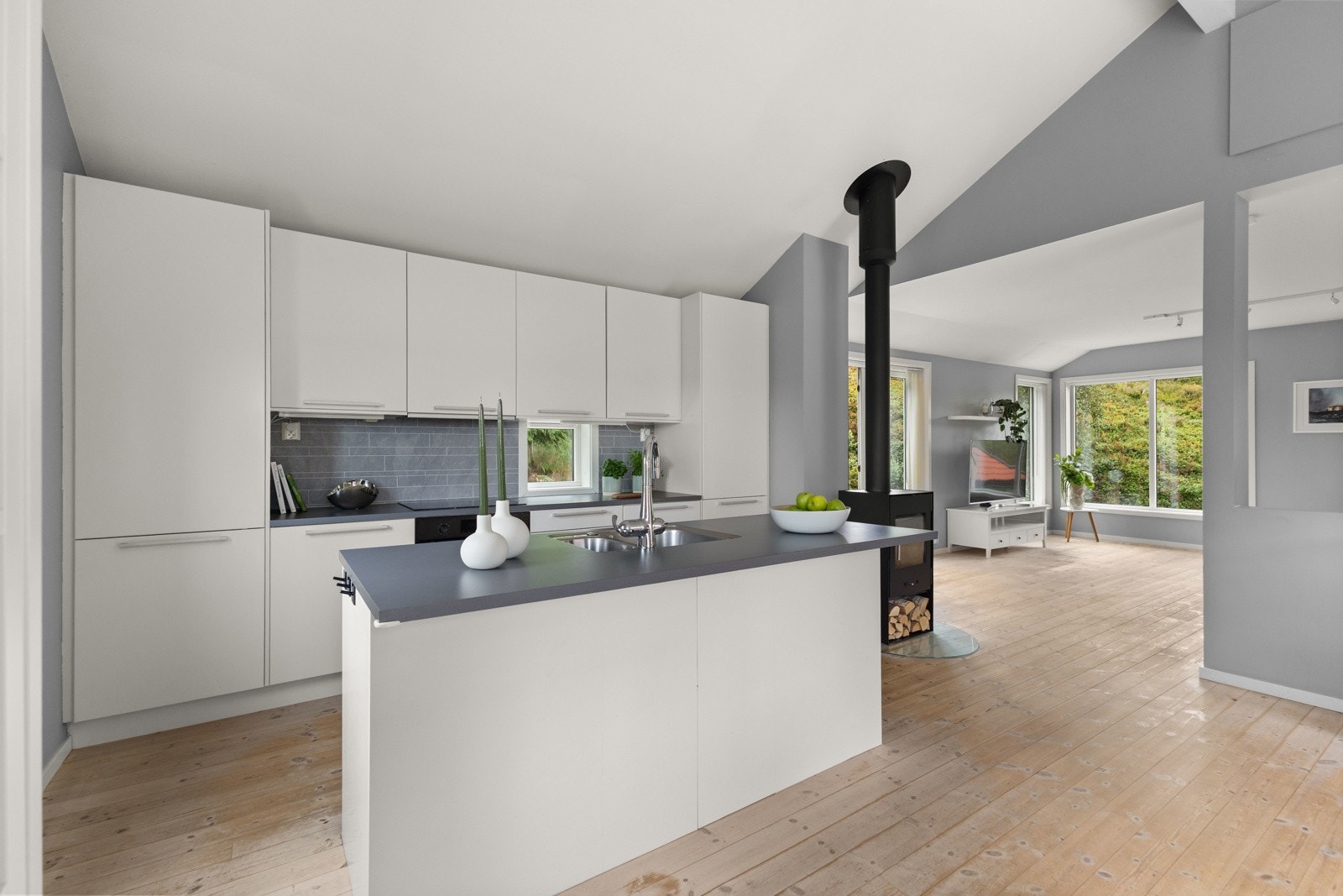 Over stuen er det en praktisk hems som sørger for gode lagringsmuligheter. Galleribilde