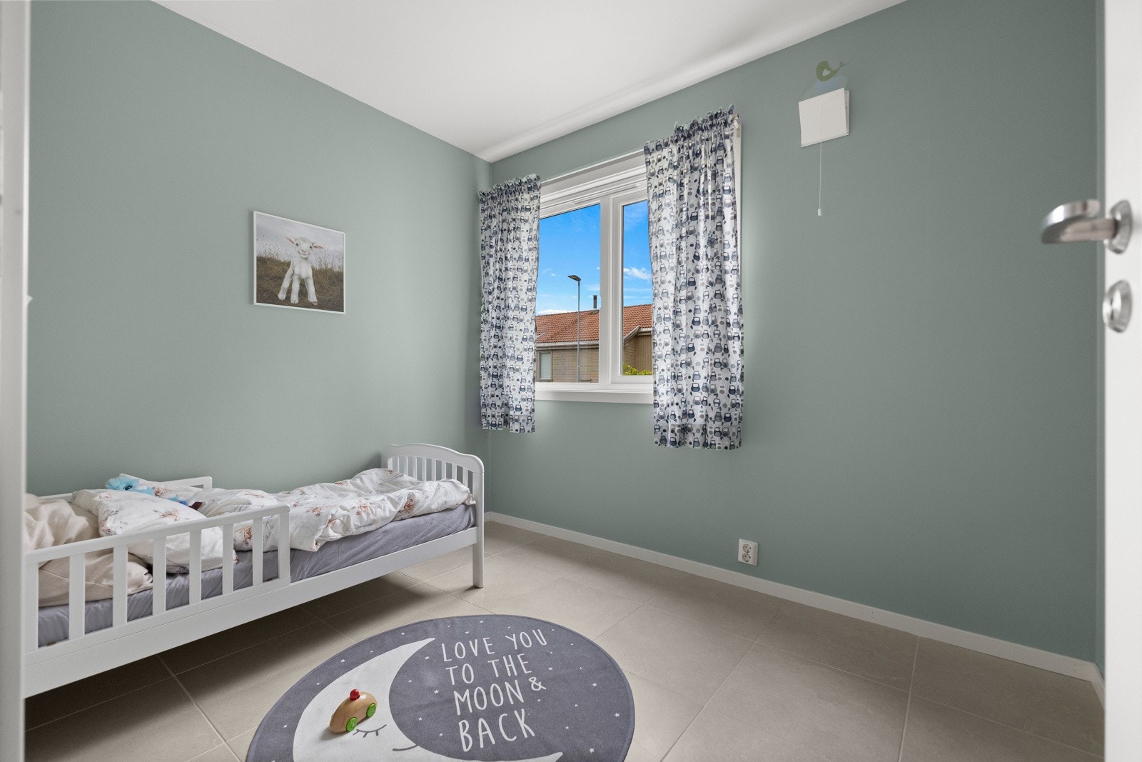 Det er 3 gode soverom i boligens underetasje. Galleribilde