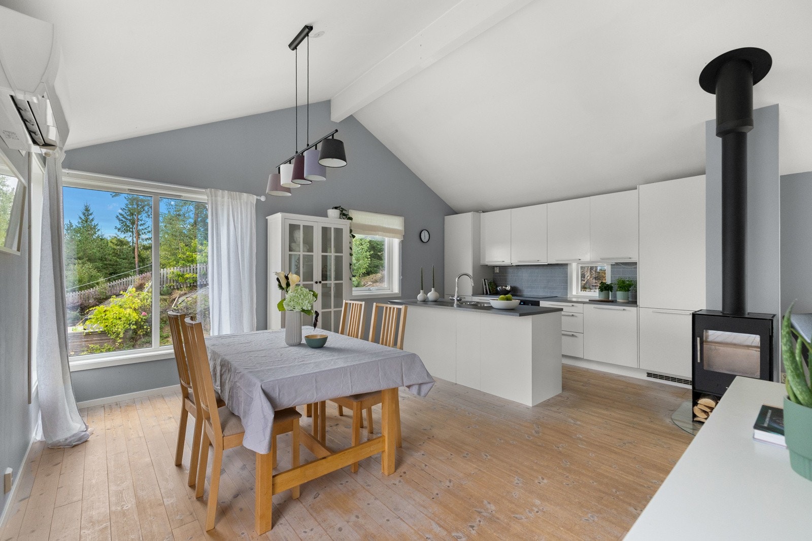 Takhøyde kjøkken ble målt til 3,32 meter oppunder drager. Galleribilde