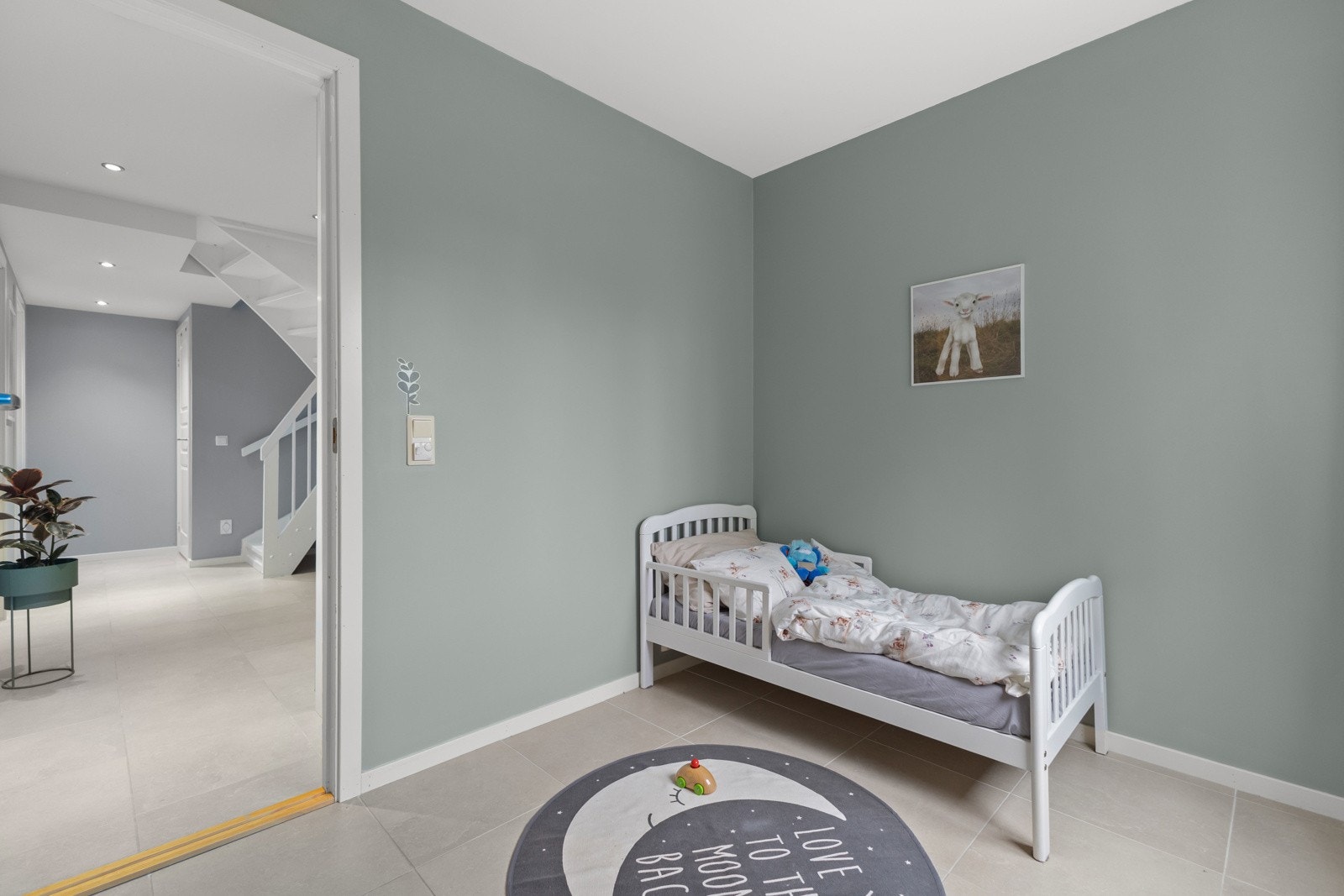 God plass for seng, klesskap o.l. Galleribilde