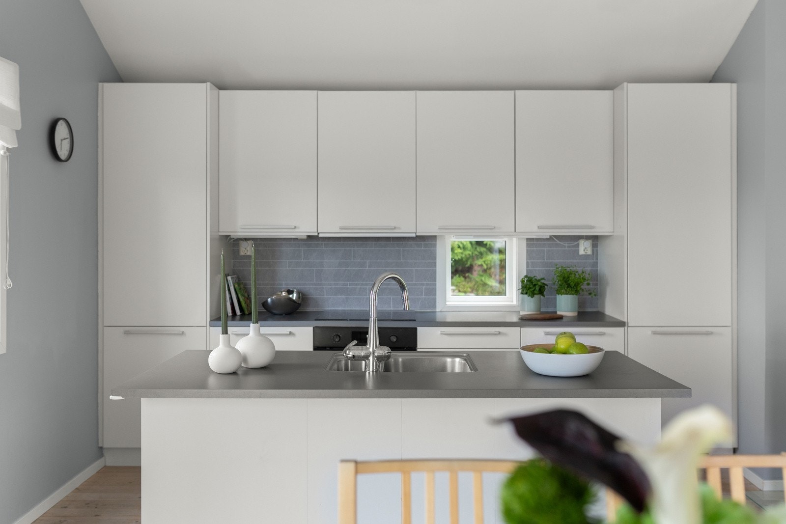 Kjøkkenet ligger i åpen løsning mot stuen i andre etasje - selve hjertet i hjemmet. Galleribilde