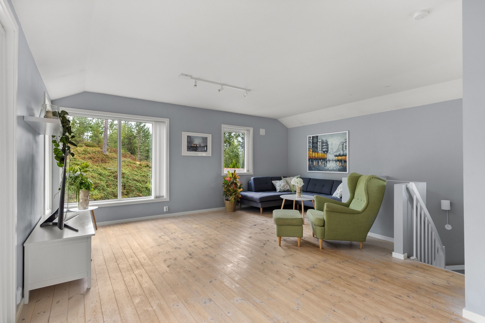 Gulvet i 2 etasje består av furu som kan behandles. Galleribilde