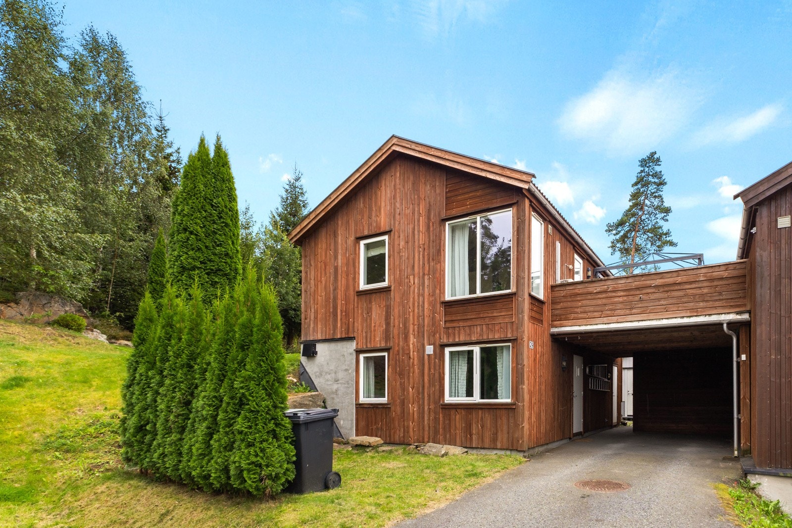Parkering i carport og på egen gårdsplass. Galleribilde