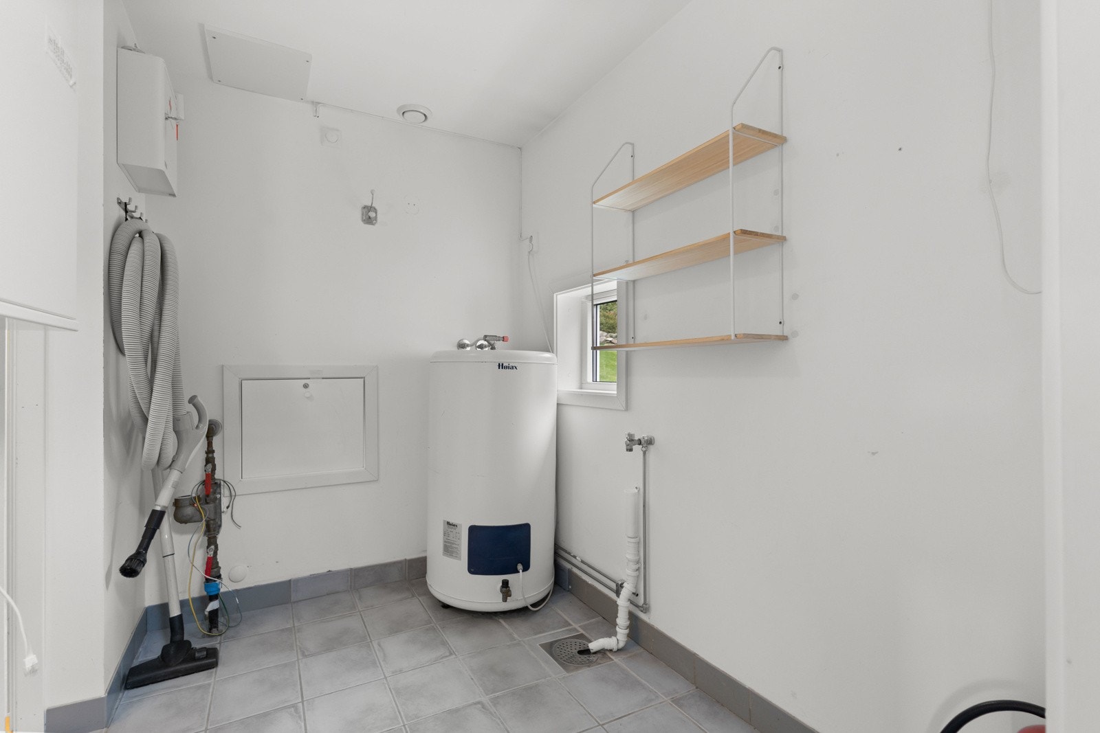 Vaskerom med opplegg for vaskemaskin, også med adkomst til separat toalettrom. Galleribilde