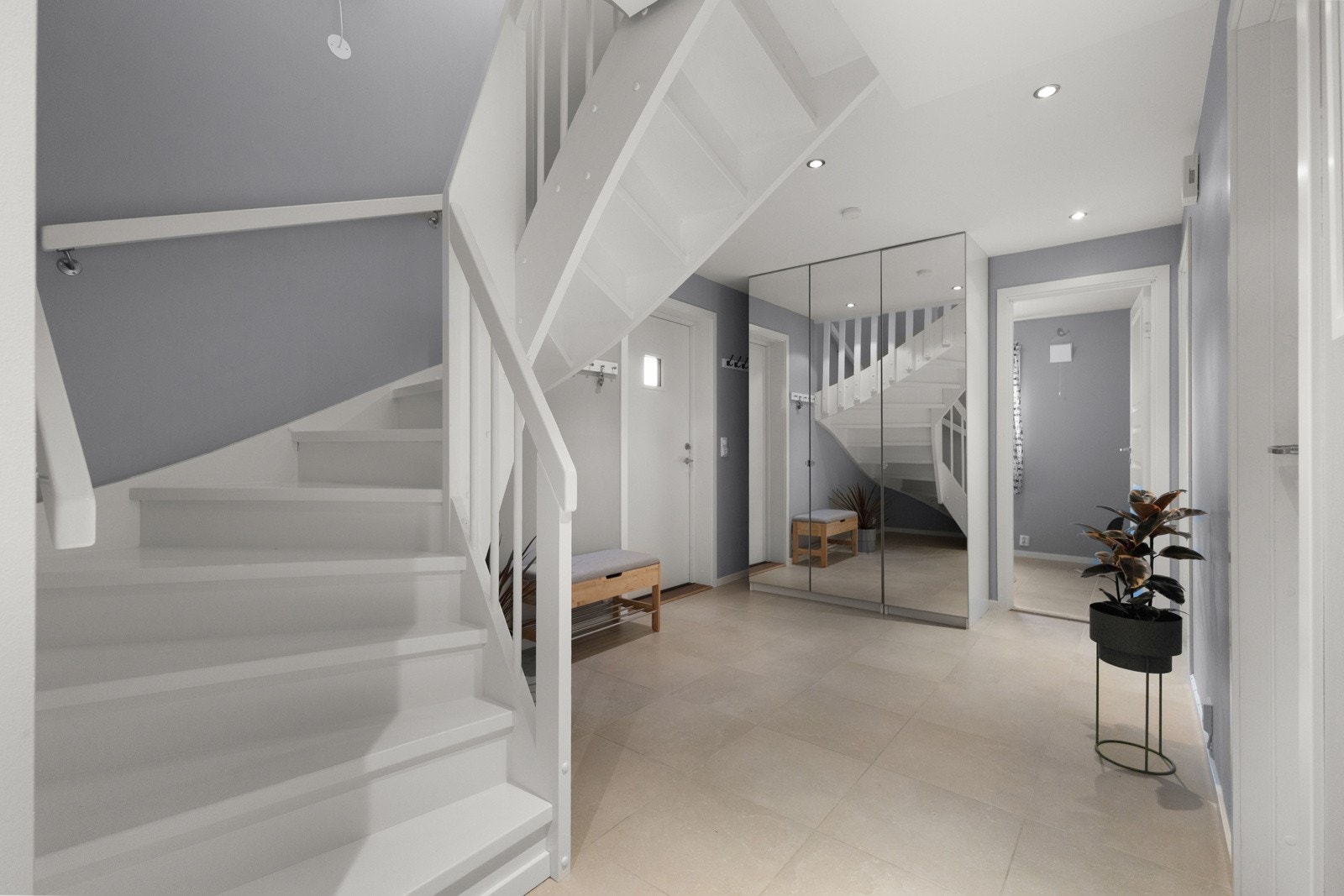 Det er fliser på gulv i 1 etasje - enkelt å holde rent. Galleribilde