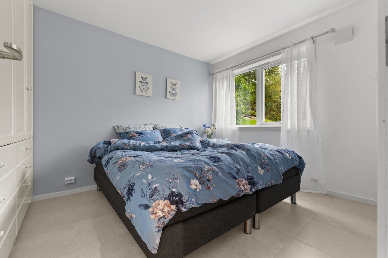 Boligens hovedsoverom. God plass for dobbeltseng med tilhørende nattbord. Galleribilde