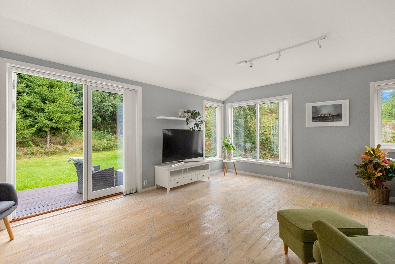 Store vindusflater mot naturen sørger for en god atmosfære. Galleribilde