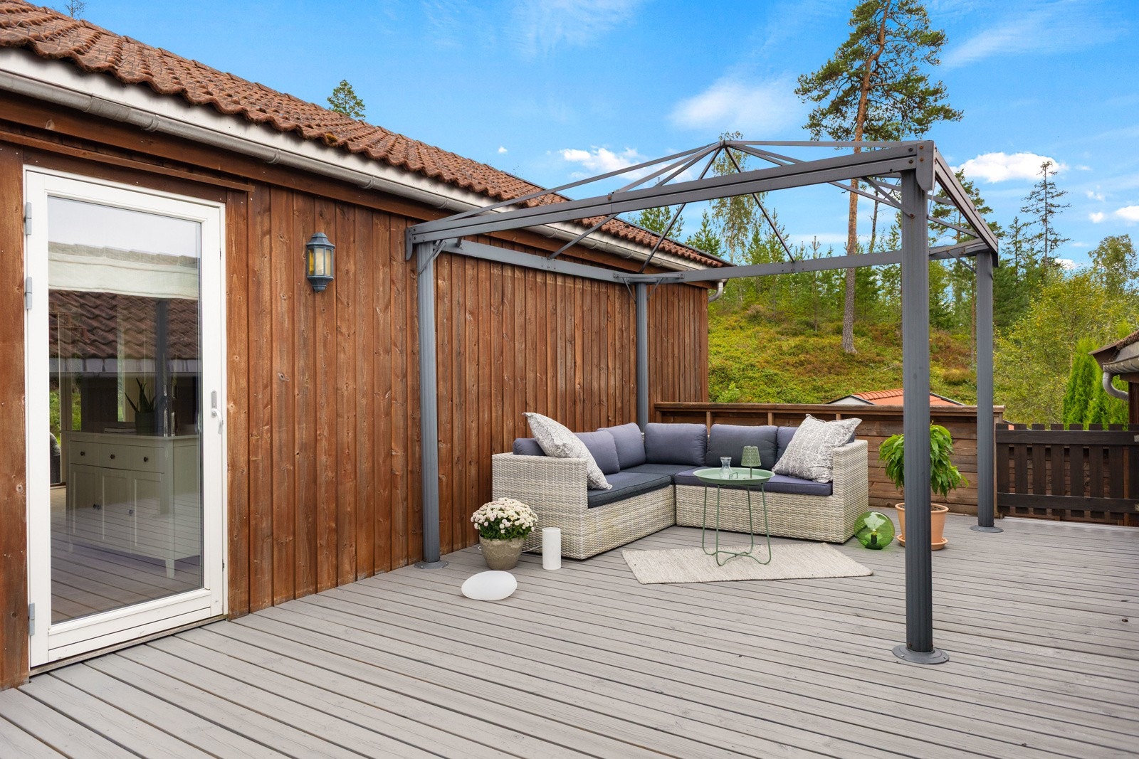 Utgang fra kjøkken tilen hyggelig takterrasse over carport på 20 kvm. Galleribilde