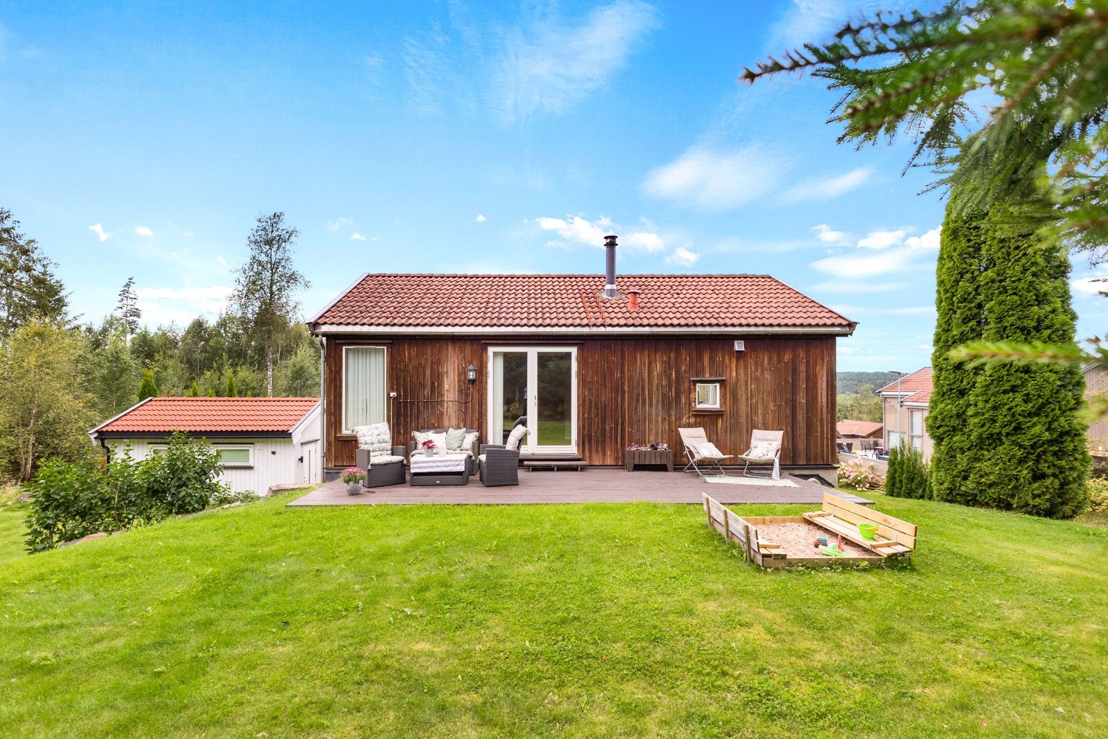 Eiendommen grenser til skogen, noe som gjør uteplassen helt perfekt. Galleribilde