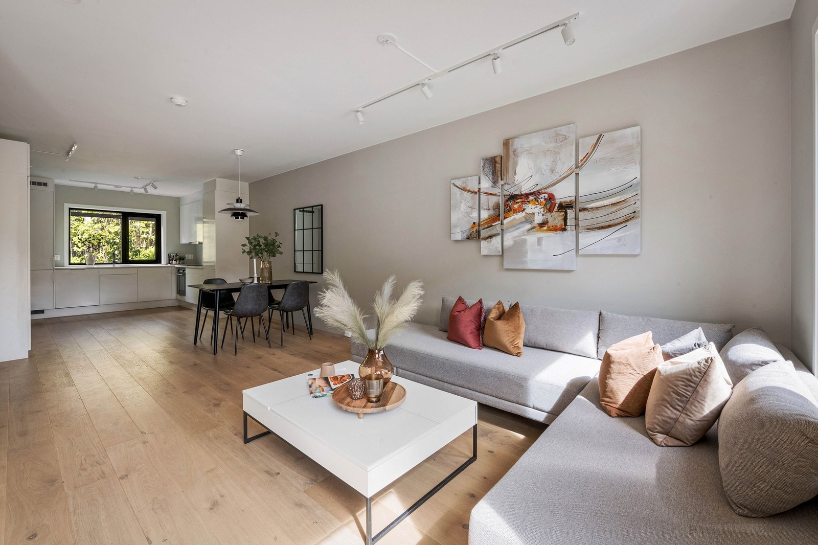 Boligen har en gjennomgående høy standard og gjennomtenkte materialvalg, som for eksempel lekker 1-stavs eikeparkett. Galleribilde