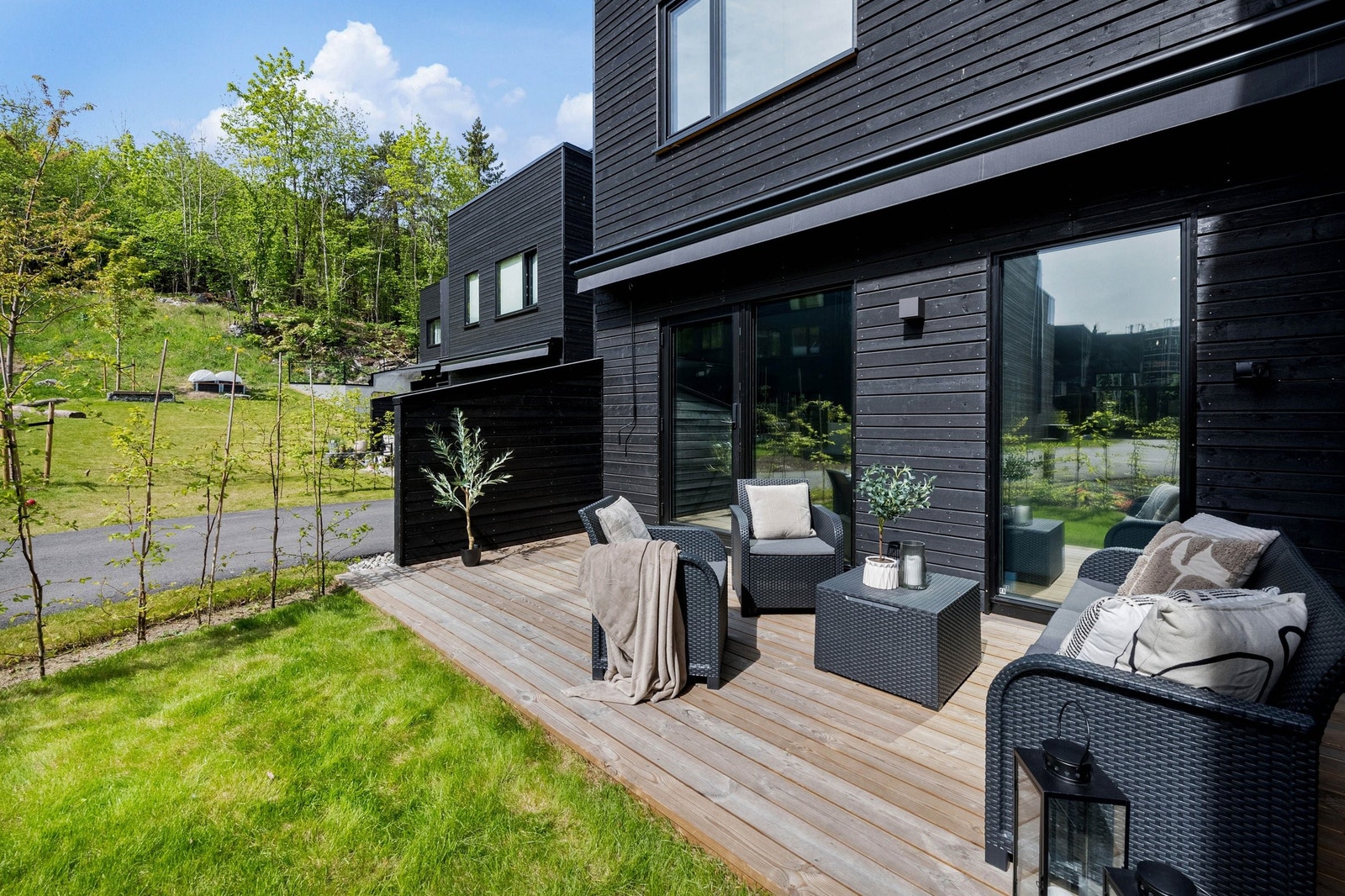 Terrasse med utgang fra 1. etasje. Markterrasse på ca. 12,5 kvm med tilhørende hage. Her kan man nyte sol til sent på kveld. Galleribilde