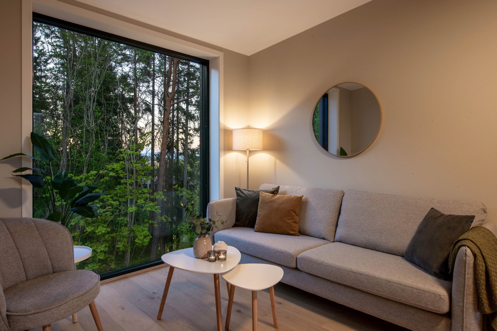 Utsikten fra vinduet gir deg følelsen av å være midt i skogen. Her kan du se ekorn hoppe lekent mellom trærne i skogen. Galleribilde