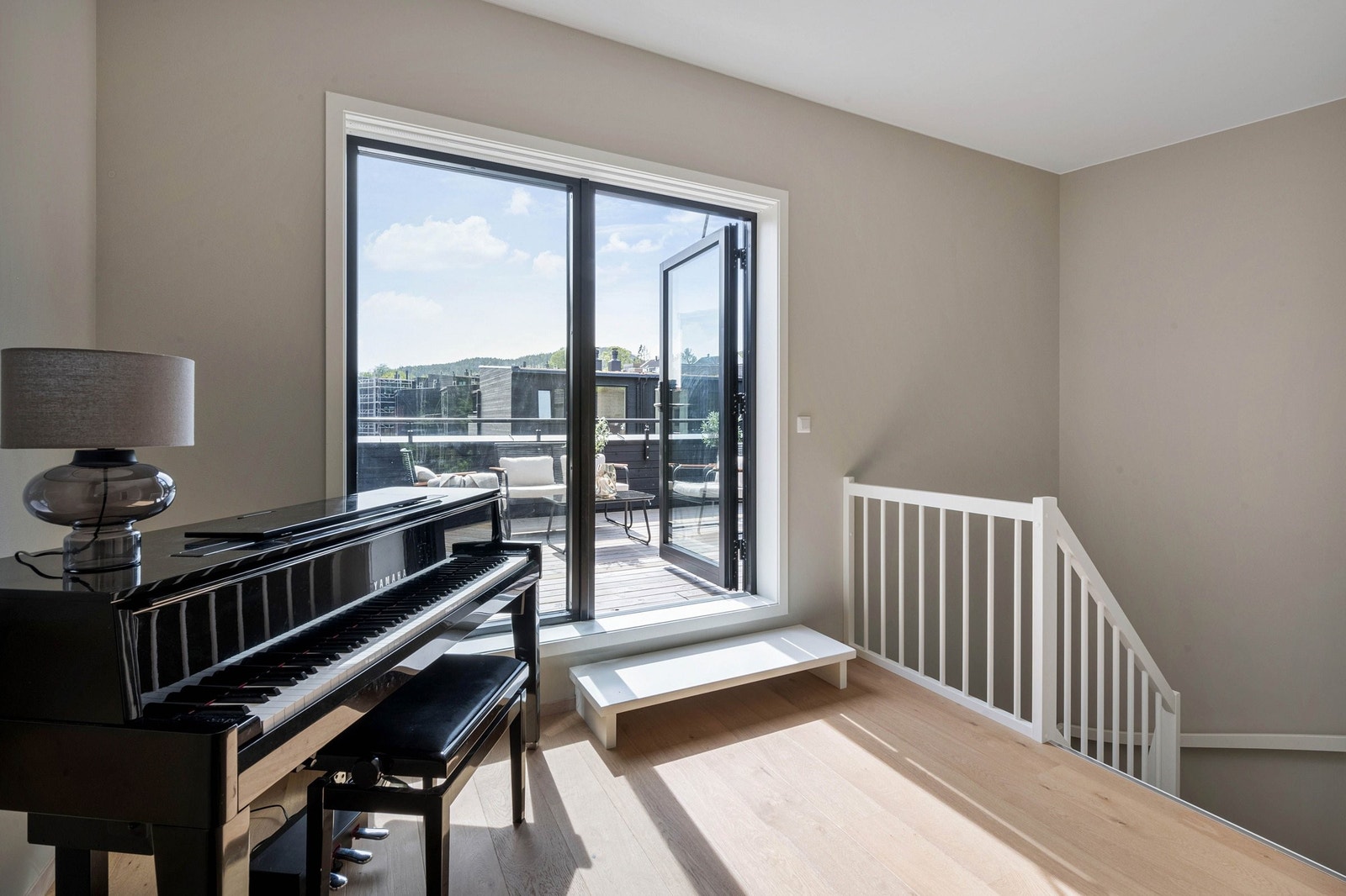 Fra takterrassen i 3. etasje kommer du rett inn i loftstuen. Galleribilde