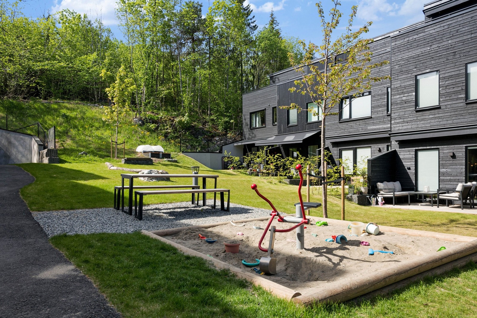 Like ved boligen finner du en sandkasse, perfekt for barnas lek og moro. Galleribilde