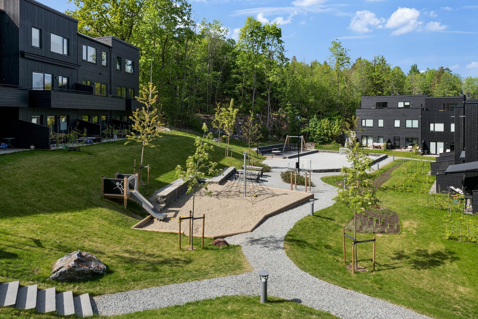 Sameiet har flere lekeplasser. Her kan barna vokse opp med bestevennen som nærmeste nabo – i et trygt, inkluderende og barnevennlig nabolag. Galleribilde