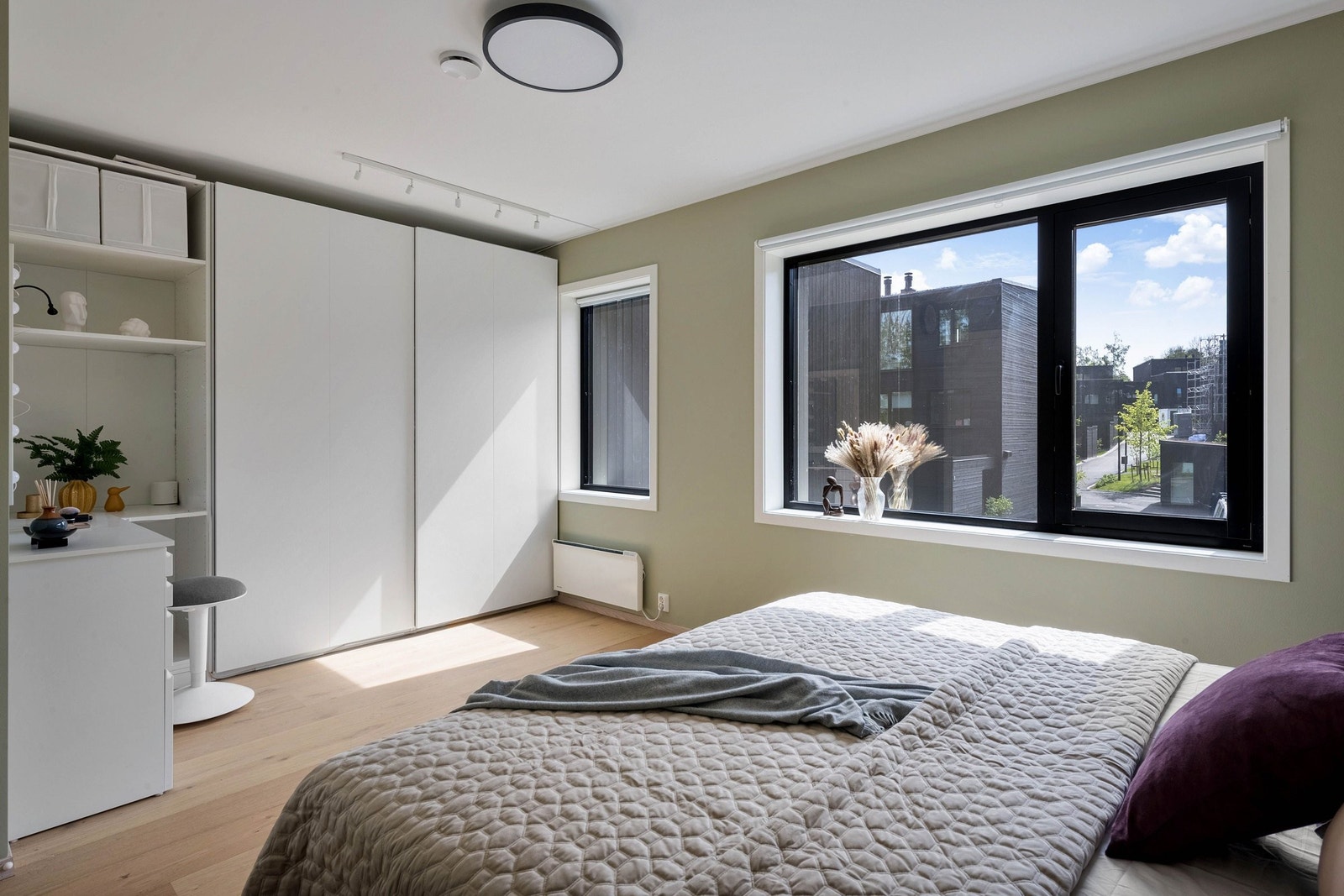 Rommet preges av store vindusflater og flott lysinnslipp. God plass til å etablere walk-in-garderobe om ønskelig. Galleribilde