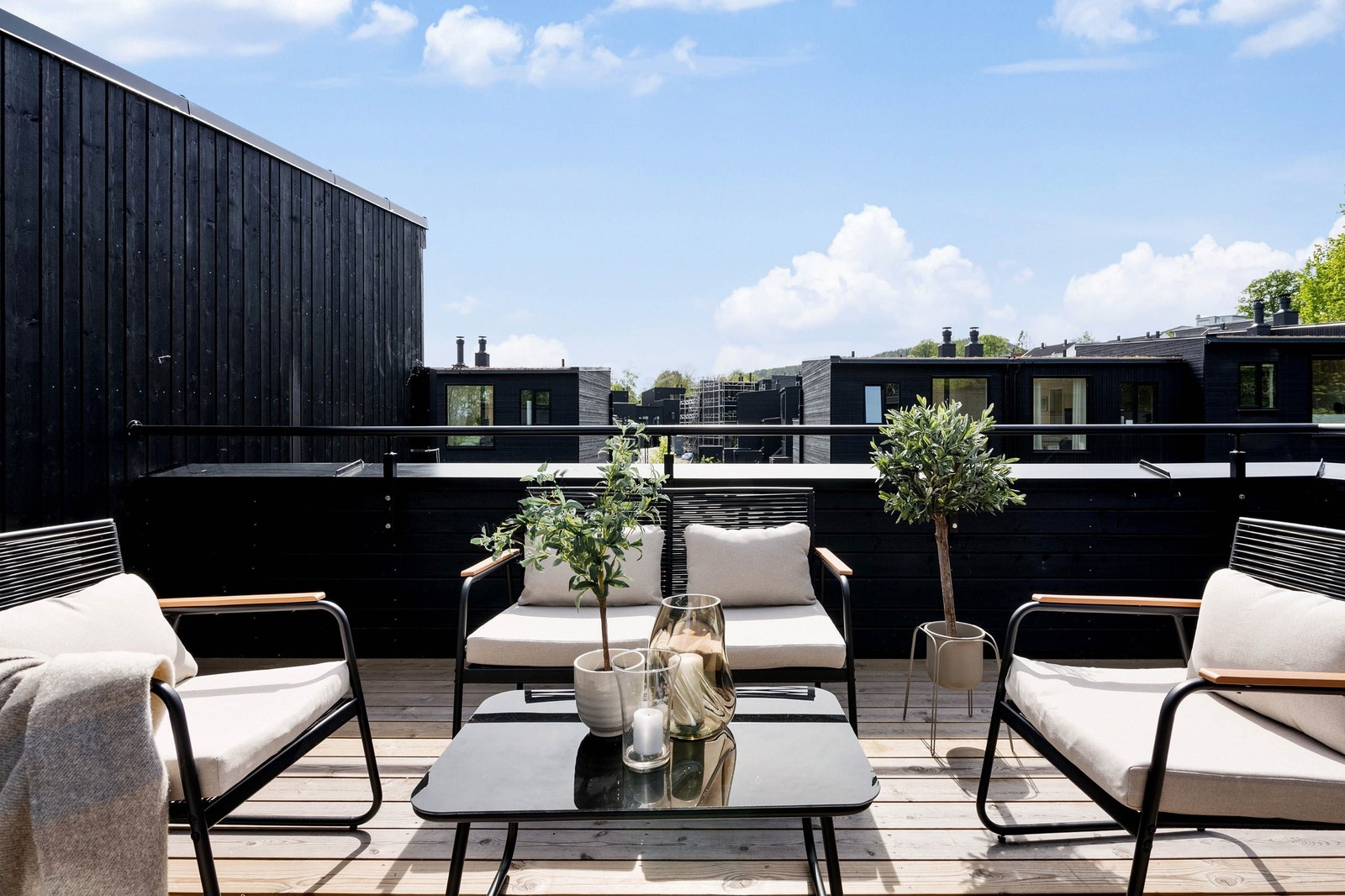 I 3. etasje finner vi en solrik takterrasse på ca. 16,1 kvm, vendt mot sørvest. Den toppbeliggende uteplassen byr på gode solforhold store deler av dagen. Galleribilde