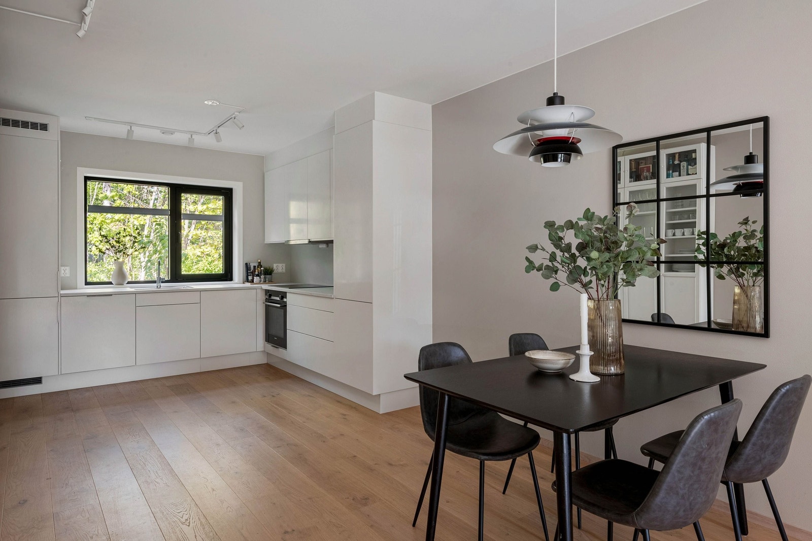 Spiseplassen fungerer som et naturlig skille mellom stue og kjøkken. Det er god plass til å innrede med langbord dersom ønskelig. Galleribilde