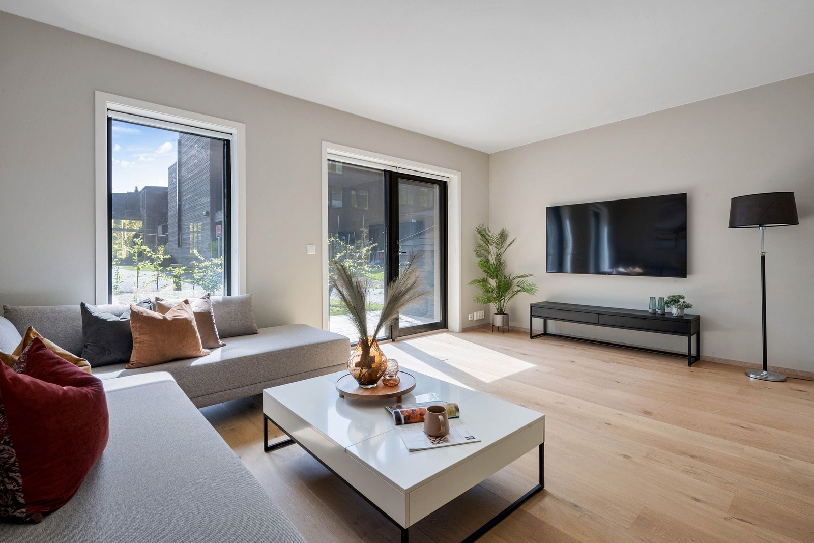 Solrik stue med god plass til stor sofagruppe, TV og andre møbler. Galleribilde