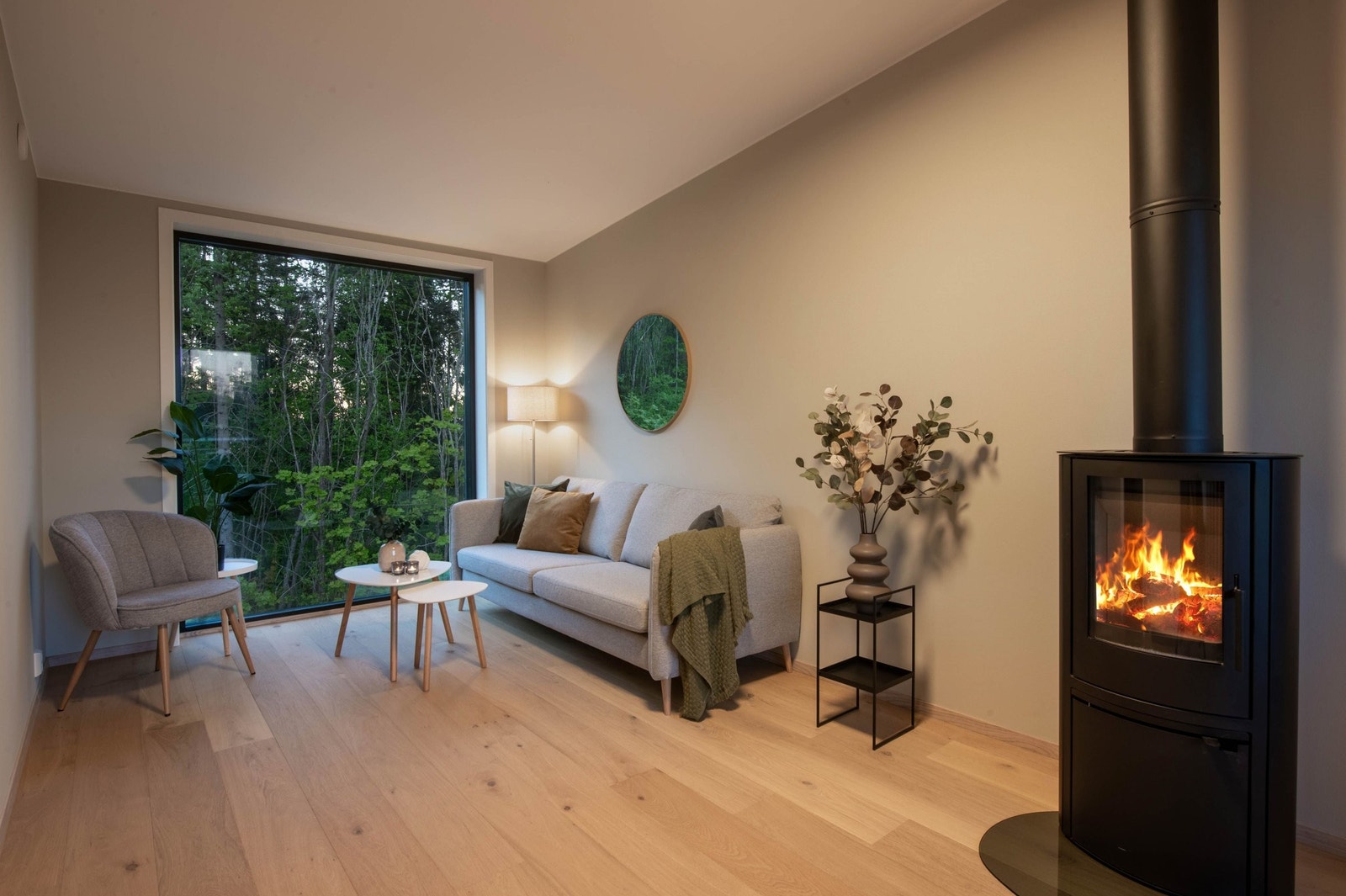 Stuen har god plass til sofa, bord og TV. Med to stuer fordelt på flere plan får både store og små mulighet til å trekke seg tilbake – perfekt for familier. Galleribilde