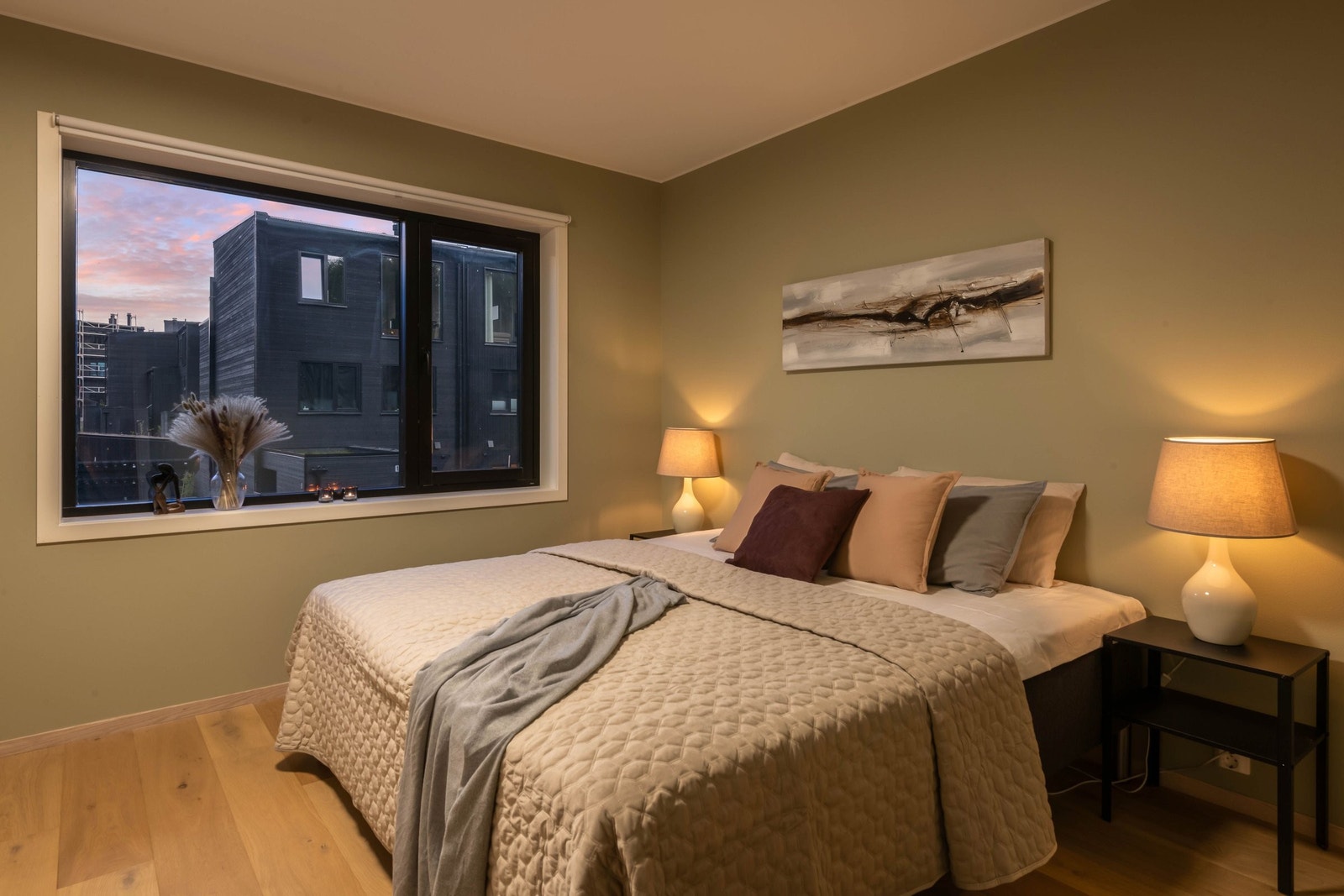 I 2. etasje finner vi hovedsoverommet, som byr på rikelig med plass til dobbeltseng, nattbord og øvrige møbler du måtte ønske. Gjennomsiktig vindusfilm slipper inn lys, men hindrer innsyn. Galleribilde