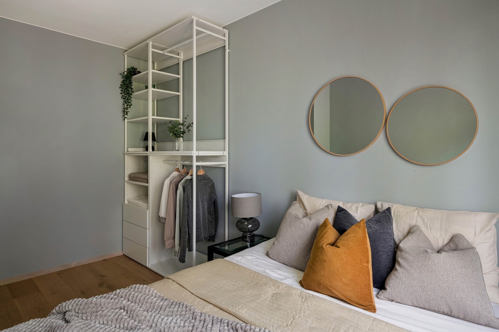 Soverom II har god plass til dobbeltseng, nattbord og garderobe. Galleribilde