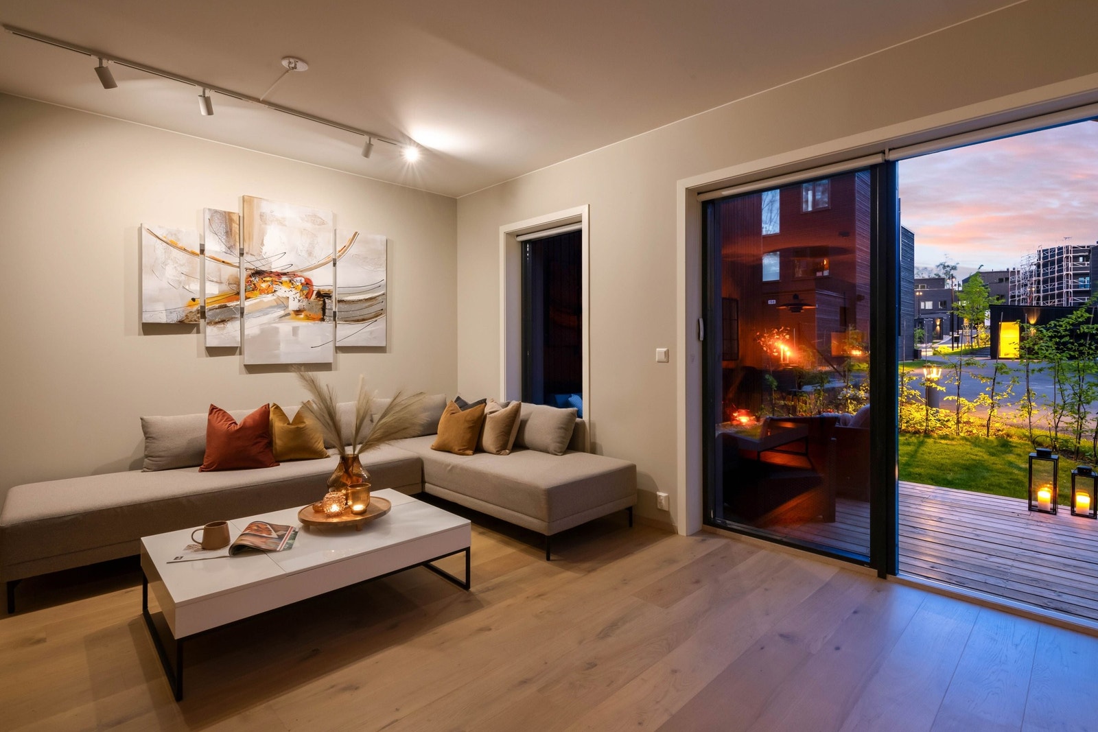 Store vindusflater med gjennomsiktig vindusfilm som slipper inn lys, men hindrer innsyn. Galleribilde