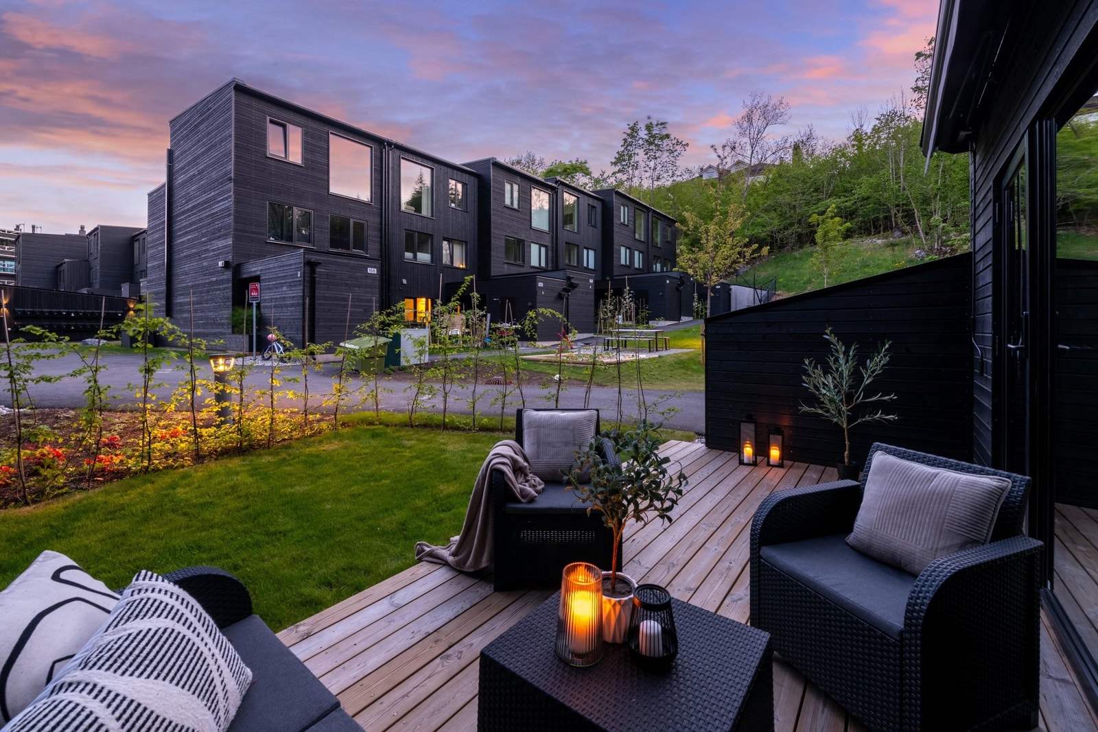 En innbydende uteplass hvor du kan nyte varme sommerdager og -kvelder. Fra terrassen er det direkte adkomst til hagen. Barna kan leke i sandkassen rett ved, mens de voksne følger med fra den tilbaketrukne terrassen. Galleribilde