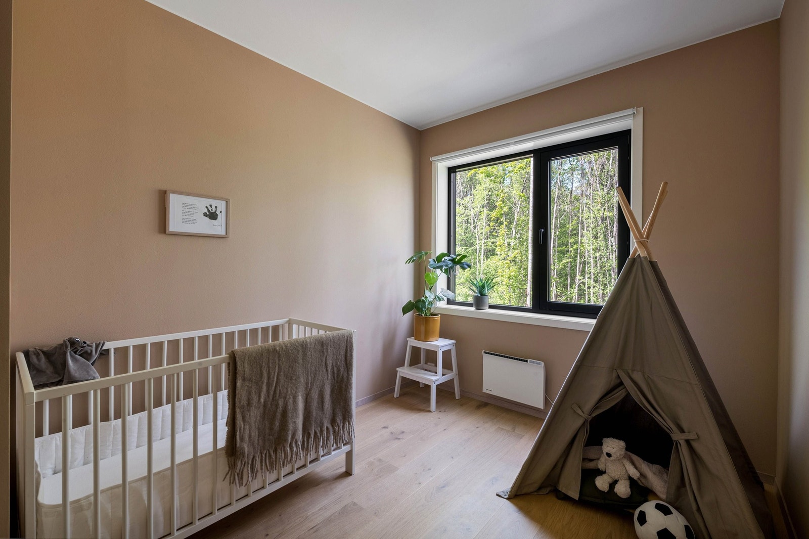 I 2. etasje finner vi også soverom III, som i dag brukes som barnerom, men som har flere bruksmuligheter etter ønske og behov. Galleribilde