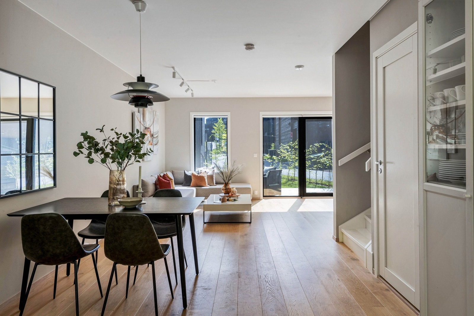 Gjennomtenkt planløsning med åpen løsning mellom kjøkken og stue. Galleribilde