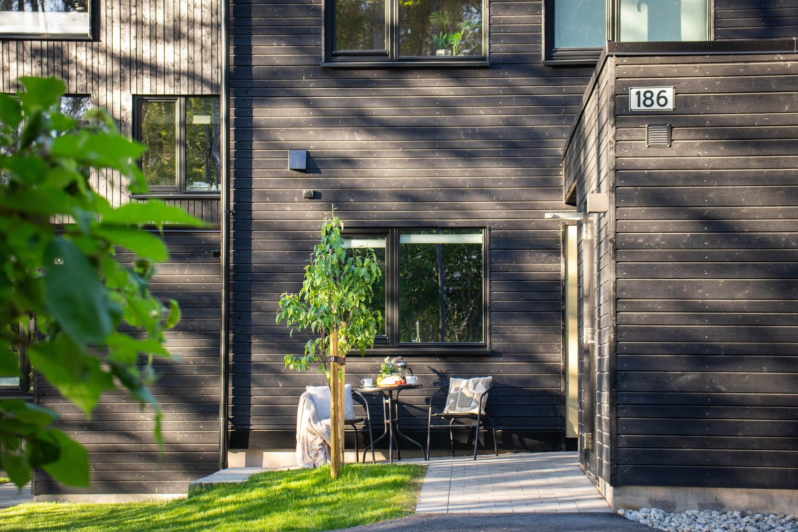 Inngangspartiet er pent opparbeidet med plen og hellelagt område. Ved inngangspartiet har du en egen sportsbod på 5 kvm. Galleribilde