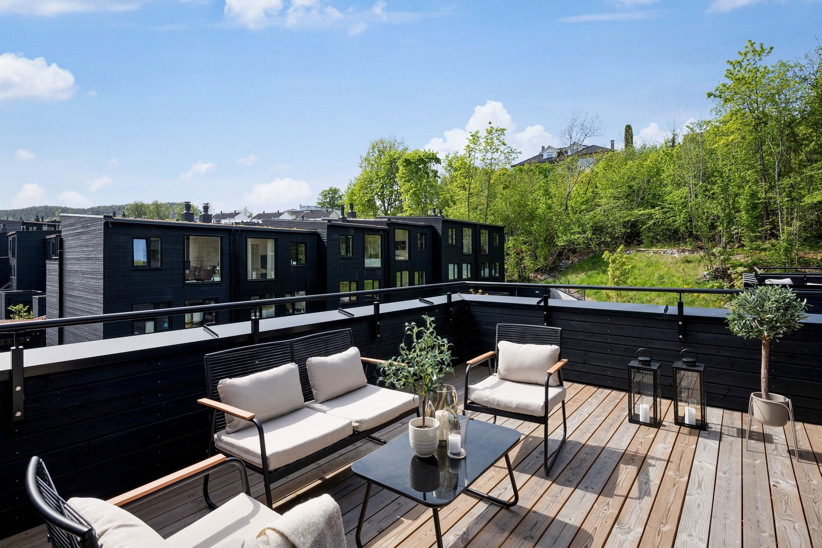 Takterrassen er en naturlig og hyggelig forlengelse av boligens sosiale soner. Enten du ønsker solsenger eller et spisebord, kan du nyte solrike dager i fred og ro. Galleribilde