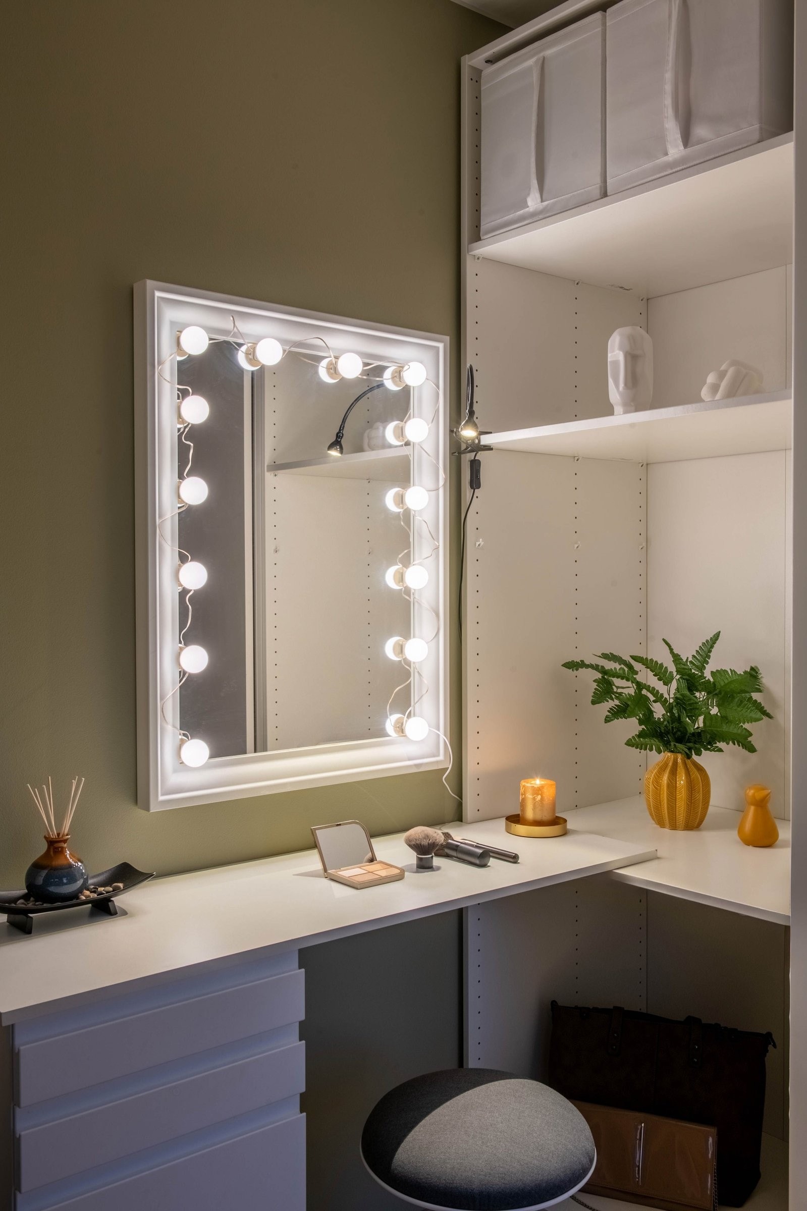 Hovedsoverommet har også plass til sminkebord. Galleribilde