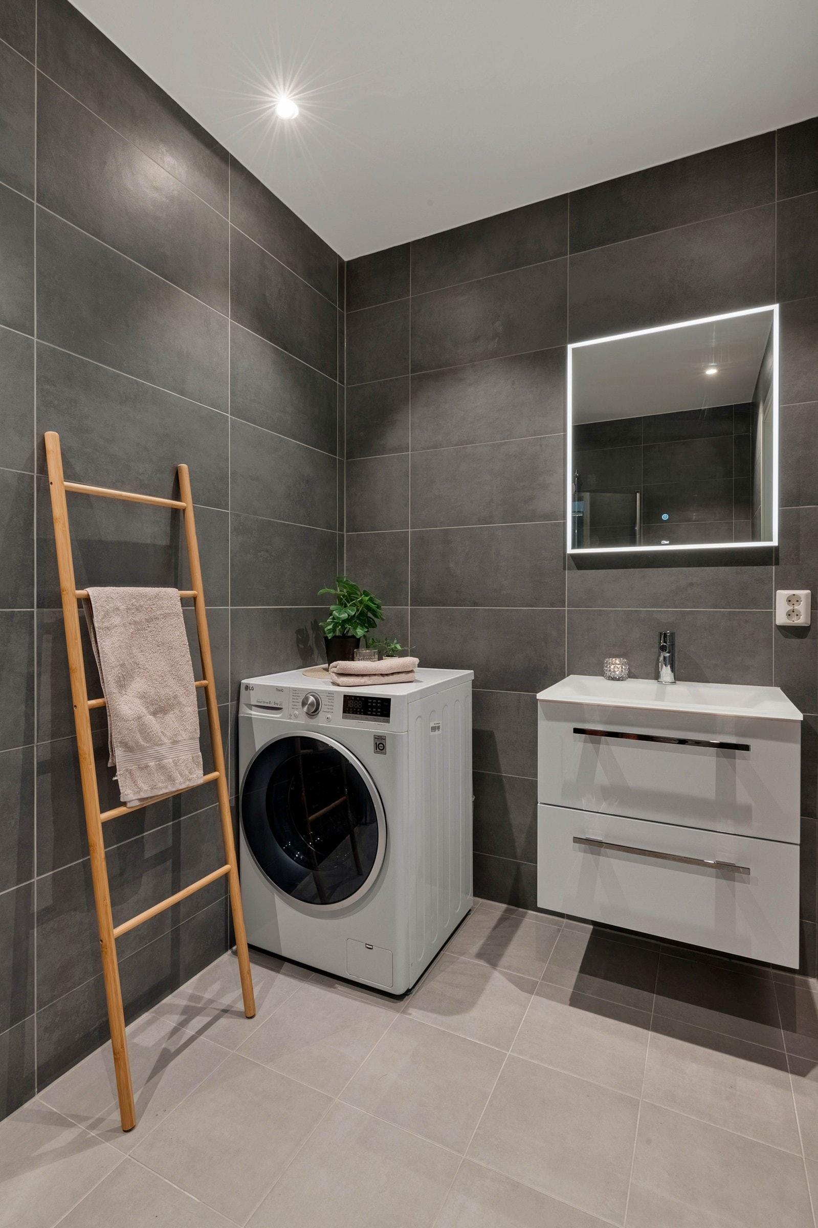 Badet i 2. etasje er praktisk plassert mellom soverommene. Det er utstyrt med servantskap, speil med integrert lys, opplegg for vaskemaskin samt varmekabler i gulvet. Galleribilde