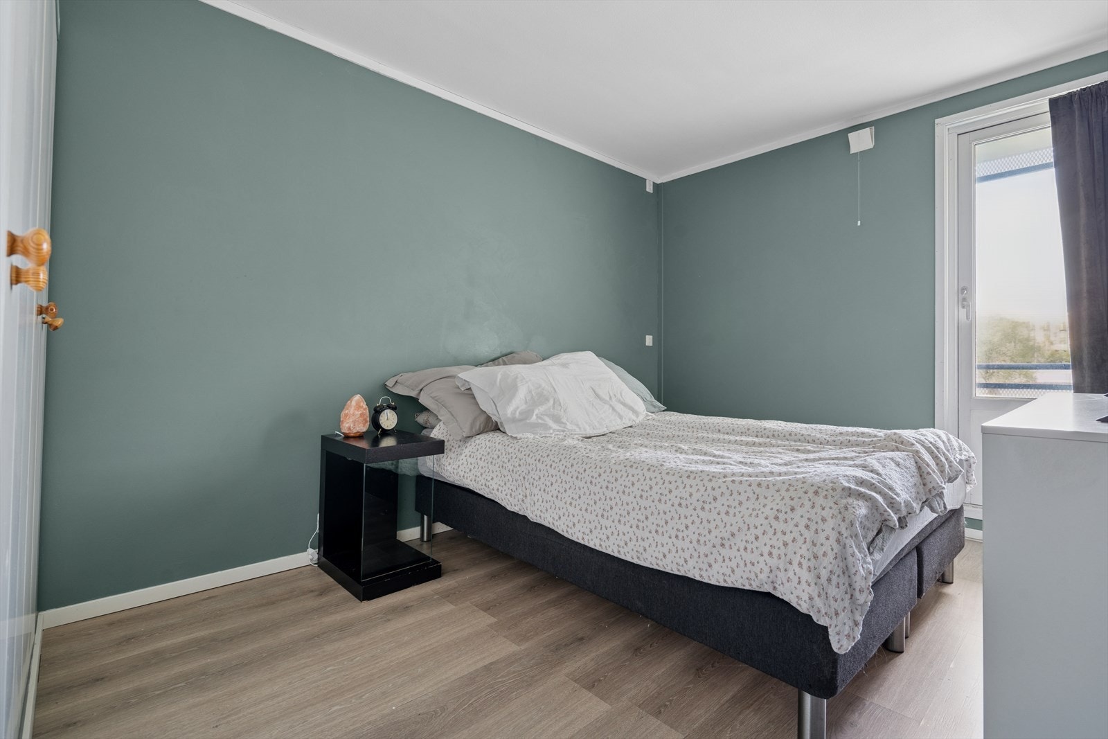 Soverom I - Hovedsoverommet er utført i en lune fargetone og byr på god plass til dobbeltseng. Her finner du garderobeskap og utgang til den nordvendte luftebalkongen. Galleribilde