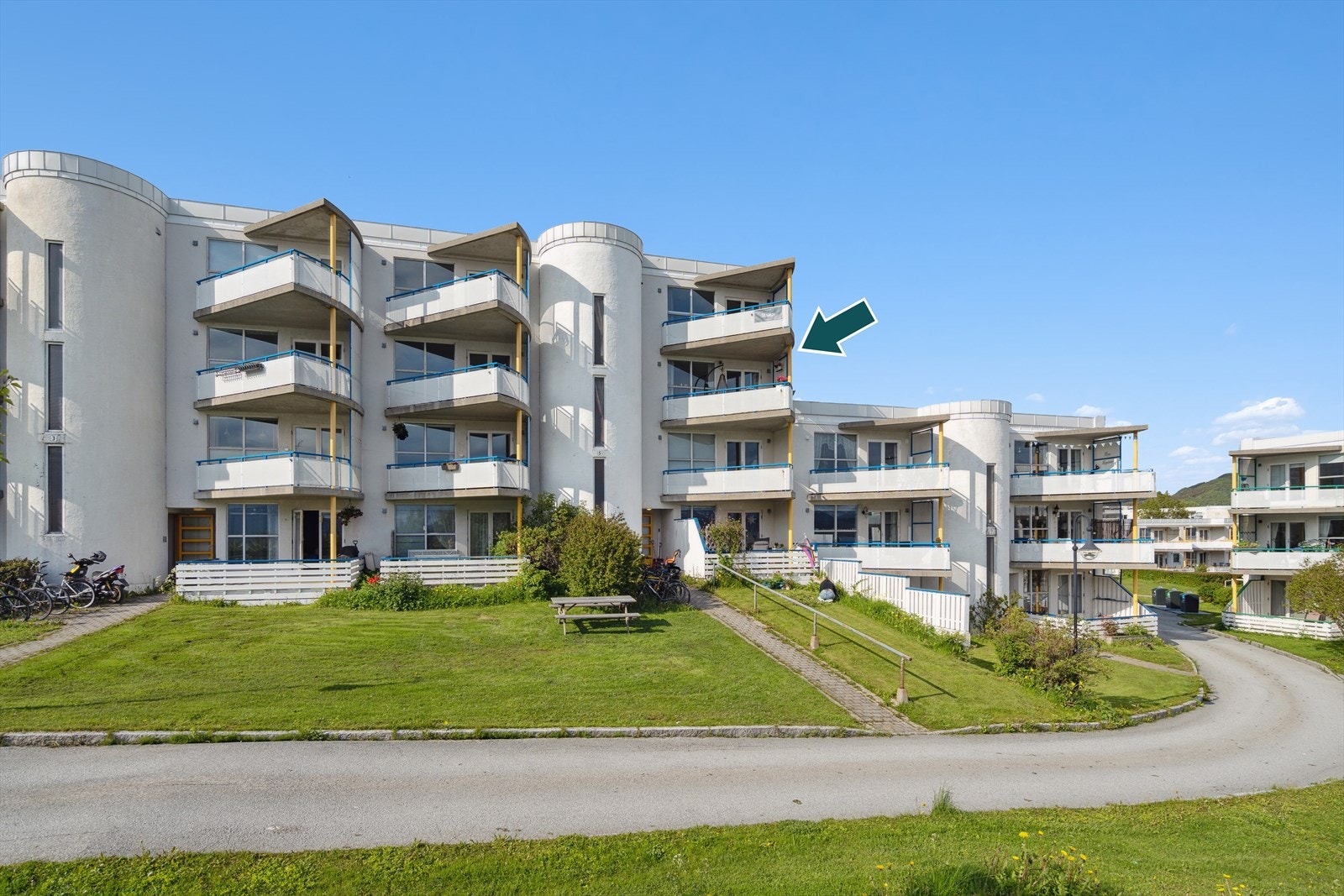 Leiligheten har fin hjørneplassering i 3. etasje med utgang fra stuen til en sørvendt balkong som gir deg fin sjøutsikt og gode solforhold. Galleribilde