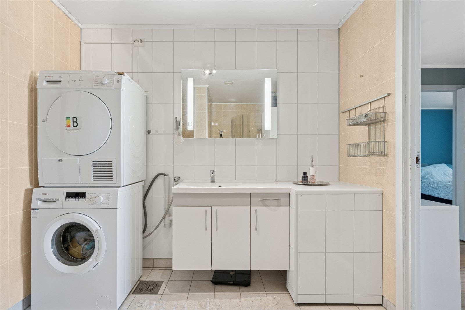 Innredningen består av servant med skap under, flere vegghengte skap med plass til mye oppbevaring og speil med belysning. Ventilasjon via mekanisk avtrekk. Galleribilde